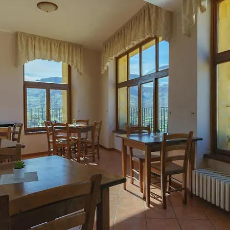 Ostello-albergo Dagli Elfi بيت شباب باريا